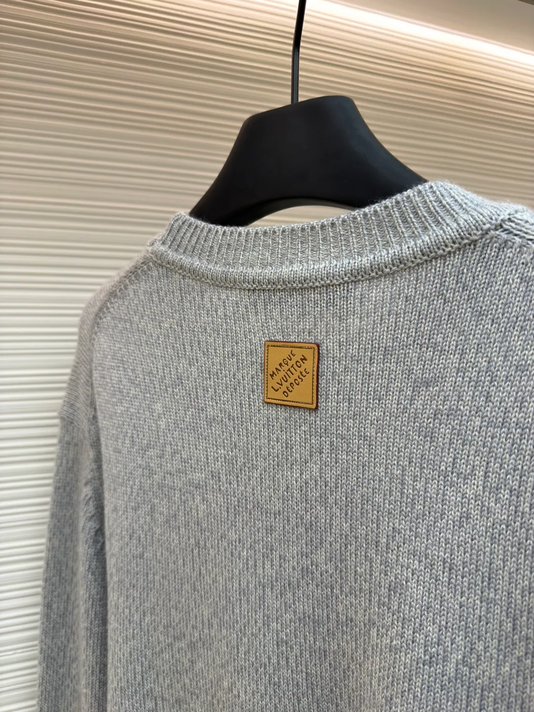 LOUIS VUITTON Fox cashmere round neck long-sleeved sweater ●Original version: purchased and developed for 14100 ●Item number: 1682134-B70 ●Fabric: wool blended fabric ●Technology: knitted ●Color: gray ●Version: fitted version ●Weight: about 640 grams ●Size: XS-S-M-L ●Description: Made of custom-made twisted 30s Basulan wool mixed yarn, the composition ratio is 50% Basulan wool, 40% combed cotton, 5% nylon mohair. It is made by a professional pattern maker, referring to the original version, and drawing and pattern making at a ratio of 1:1. The entire pattern takes 3 days, using 7 needles The computerized flat knitting machine knits single-sided woolen tissue according to the original version. The entire garment is made by 9 yarn feeders. The increase in the number of yarn feeders greatly increases the loss and loom time. A single piece takes 260 minutes per piece. The back leather surface is made of genuine leather, which is embossed and stitched with a flat machine. The overall wiring is straight and delicate, the fabric is comfortable and soft, and the color is consistent without color difference. It can be matched with the same style to create a fashionable look and control various occasions. Customized accessories, complete with three standards, same style for men and women!